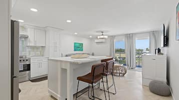 Condo, Multiple Beds (Mariner's Cove 308) | Private kitchen