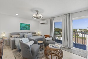 Apartamento, varias camas (Mariner's Cove 308) | Zona de estar
