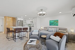 Apartamento, varias camas (Mariner's Cove 308) | Zona de estar