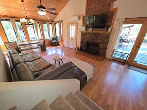 Televisión y chimenea 