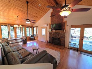 TV, fireplace - Lavender Cottage at Kohl's Ranch- Across from Tonto Creek (Payson)