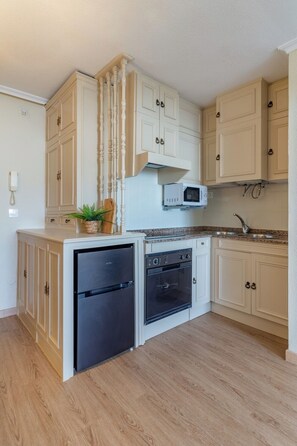 Een koelkast, een microgolfoven, een oven, een kookplaat