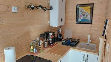 Réfrigérateur, plaque de cuisson, cafetière/bouilloire