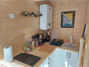 ثلاجة، موقد طهي مسطح، ماكينة لصنع القهوة/الشاي، مستلزمات طهي/أطباق/أوعية