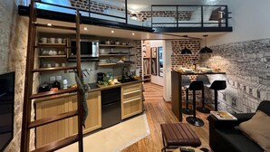 A modern loft apartment with a kitchen, dining area, and living space. - Rue de la Voûte - Mobility lease (París)