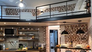 A compact apartment with a kitchen, dining area, and a loft bedroom. - Rue de la Voûte - Mobility lease (París)