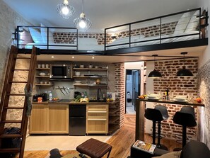 Réfrigérateur, micro-ondes, cafetière/bouilloire, bouilloire électrique