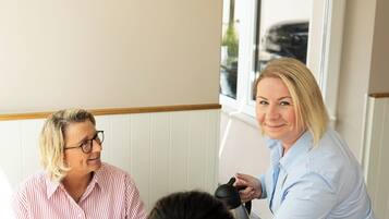 TĂ€gliches inbegriffenes FrĂŒhstĂŒcksbuffet