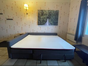 1 dormitorio, tabla de planchar con plancha, cuna de viaje