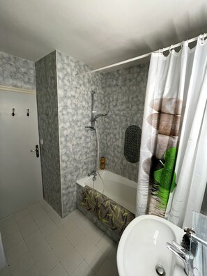 Secadora de cabello y papel de baño 