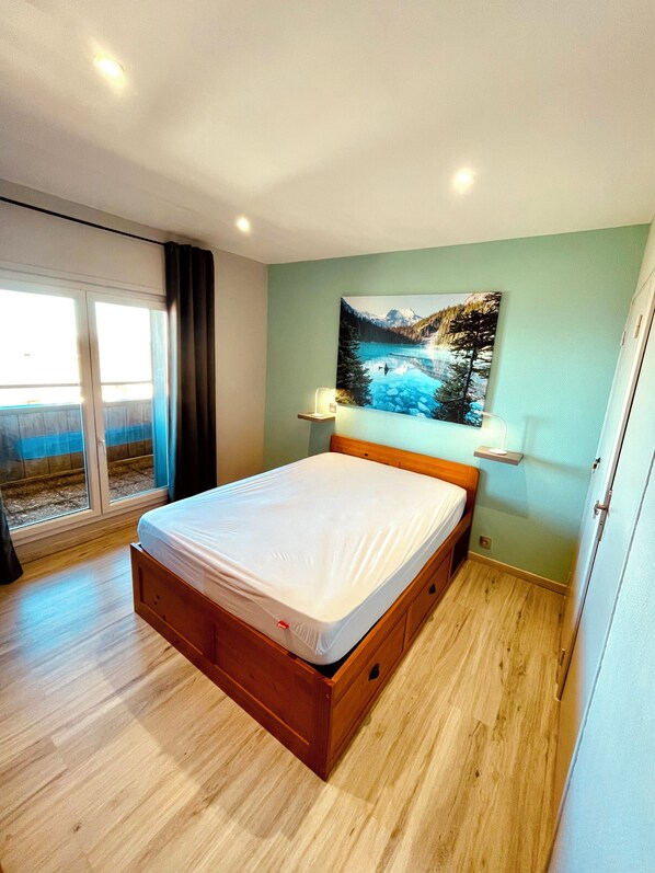 1 dormitorio, tabla de planchar con plancha, cuna de viaje