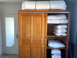 1 dormitorio, tabla de planchar con plancha, cuna de viaje