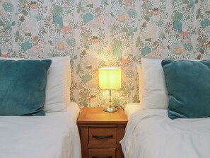 2 quartos, individualmente decorados, individualmente mobiliados