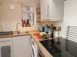 Cookware/dishes/utensils - Farriers Yard (Whitby)