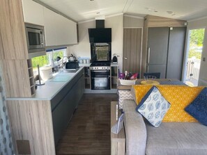 Cookware/dishes/utensils - Primrose Valley Holiday Park - Holiday Accommodation 879 (Filey)