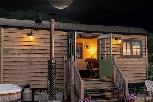 Romantic Shepherd Hut and Private Hot Tub Retreat
