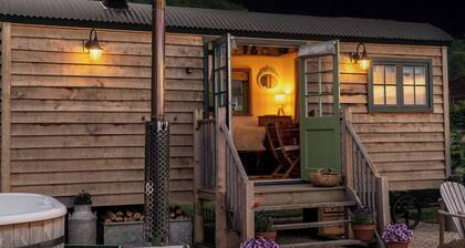 Romantic Shepherd Hut and Private Hot Tub Retreat