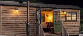 Romantic Shepherd Hut and Private Hot Tub Retreat
