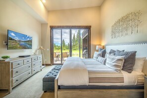 3 soverom, skrivebord, strykejern/-brett og reiseseng for barn