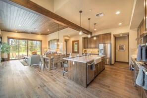 Fridge, microwave, oven, stovetop - Relaxing Cozy Mountain Chalet, Club Amenities, Gym, Sauna & SPA, Restaurant. (Truckee)