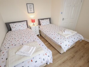 2 bedrooms, individually decorated, individually furnished, free WiFi - 5 Links Court (Skegness)