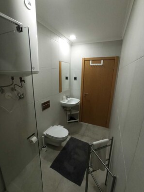 Sèche-cheveux, serviettes fournies, savon, papier toilette