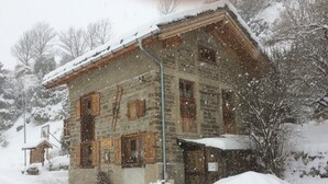 A stone building with multiple windows and a snow-covered roof. - Chalet 'Saint Roch' with Mountain View, Private Terrace and Wi-Fi (Val-Cenis)