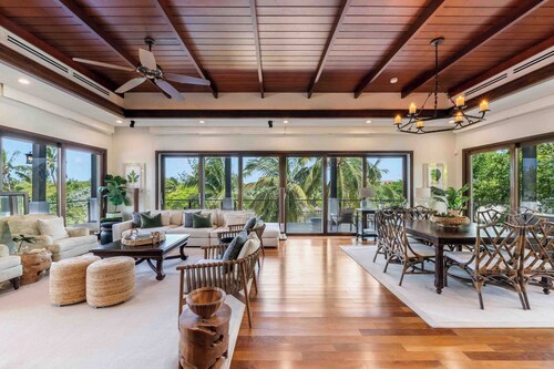 Ritz-Carlton Deckhouse #1: Seven Mile Beach Villa w/Pool, Boathouse, + Resort Privileges