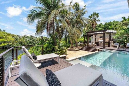 Ritz-Carlton Deckhouse #1: Seven Mile Beach Villa w/Pool, Boathouse, + Resort Privileges