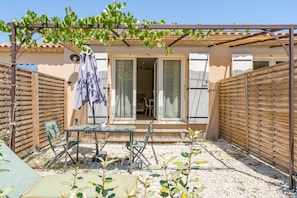 Outdoor dining - Studio "La Cigale" with Mountain View, Wi-Fi, and Air Conditioning (Taillades)