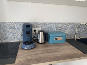 Frigorifero, microonde, piano cottura, macchina per tè/caffè