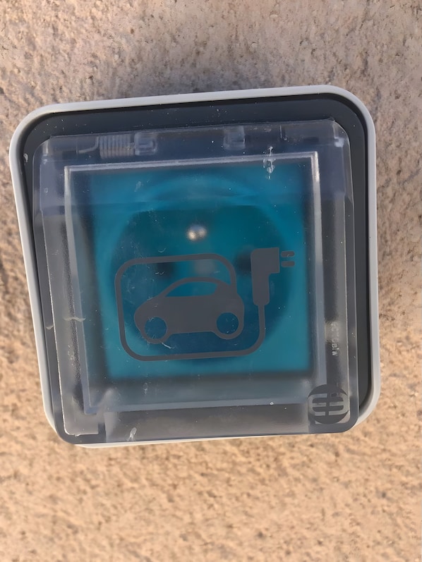 A parking sign with a car and a plug symbol. - Studio "La Cigale" with Mountain View, Wi-Fi, and Air Conditioning (Taillades)