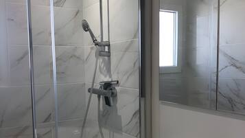 Doccia, asciugacapelli, asciugamani