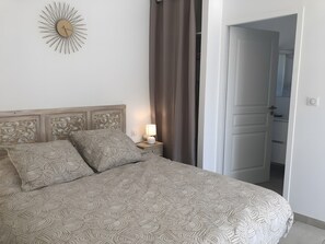 1 bedroom, WiFi, bed sheets - Studio "La Cigale" with Mountain View, Wi-Fi, and Air Conditioning (Taillades)