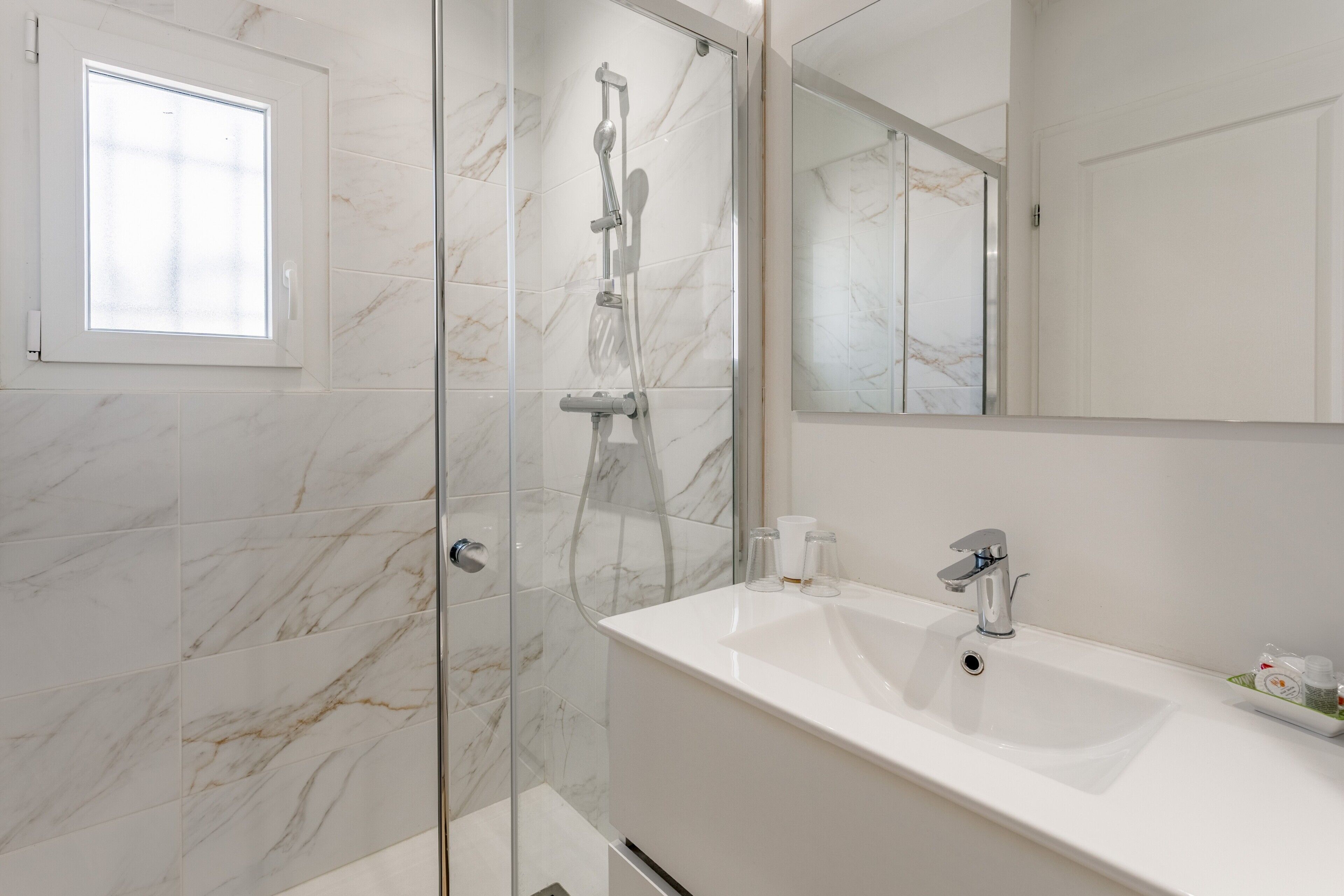 Een douche, een haardroger, handdoeken