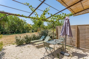Outdoor dining - Studio "La Cigale" with Mountain View, Wi-Fi, and Air Conditioning (Taillades)