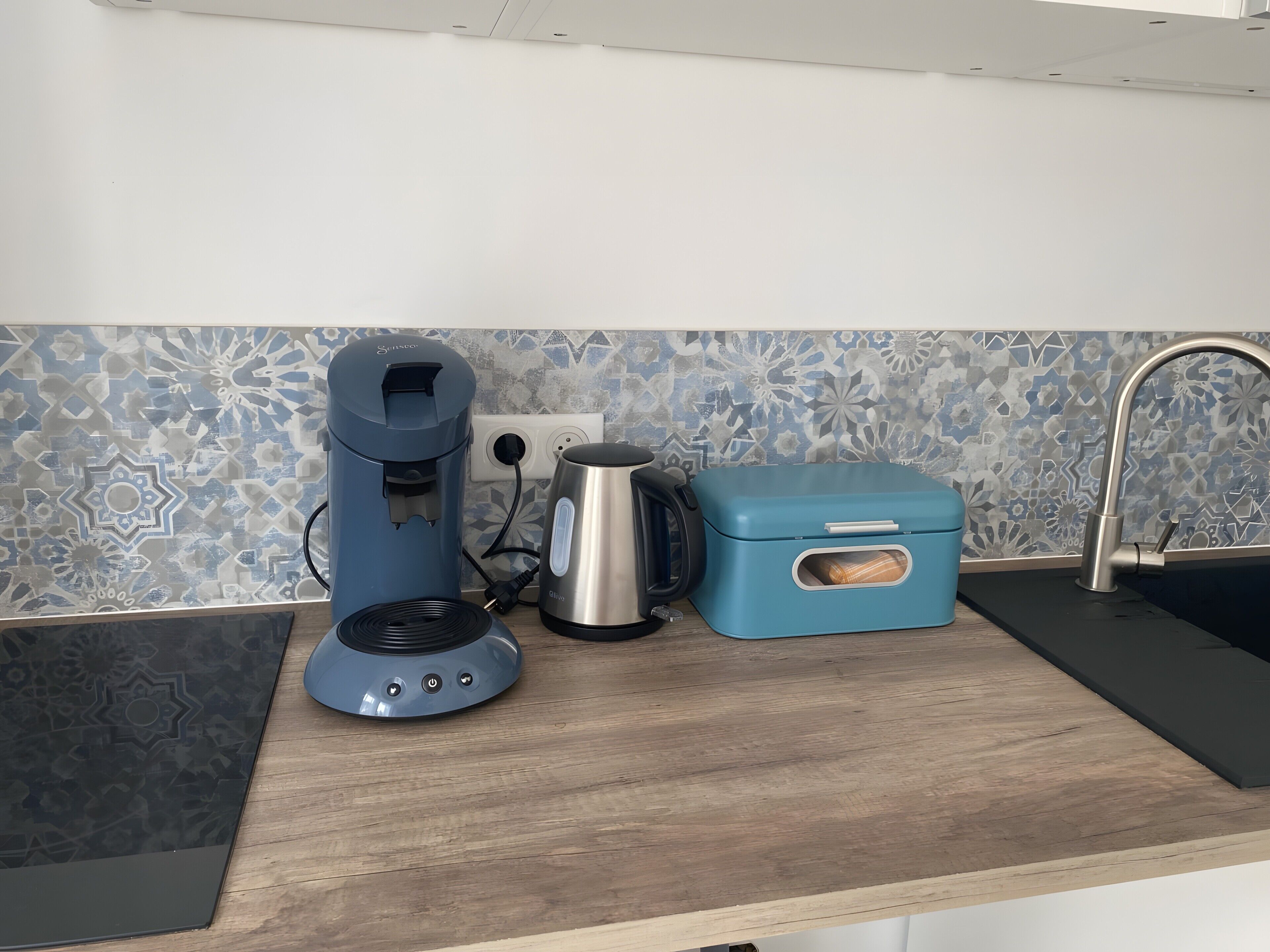 Frigorifero, microonde, piano cottura, macchina per tè/caffè