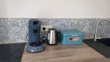 Frigorifero, microonde, piano cottura, macchina per tè/caffè