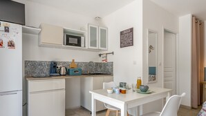 茶具/咖啡用具、冰箱、微波炉、炉灶