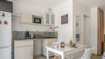 Cafetière/bouilloire, réfrigérateur, micro-ondes, plaque de cuisson