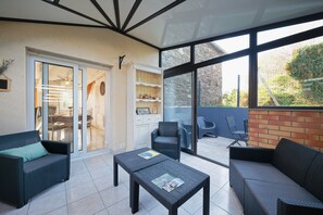 Terrace/patio - Cottage at the Edge of the Legendary Forest (Neant sur Yvel)