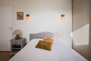 2 makuuhuonetta, silitysrauta/-lauta