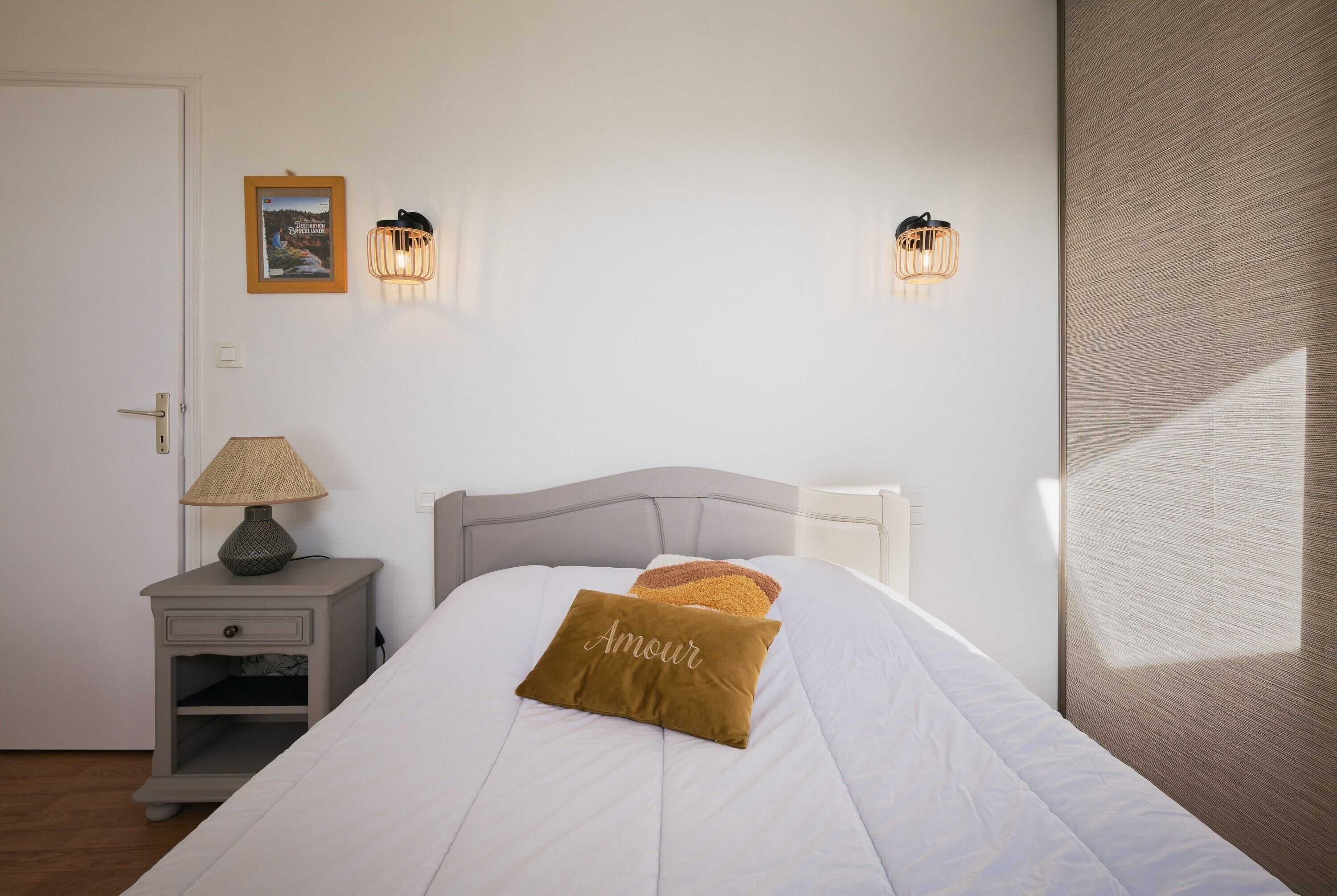 2 makuuhuonetta, silitysrauta/-lauta