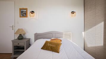 2 bedrooms, iron/ironing board