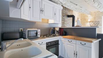 Een koelkast, een microgolfoven, een oven, een kookplaat