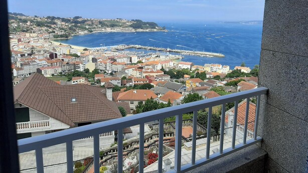 Eine Küstenstadt mit Blick auf das Meer und einen Yachthafen.