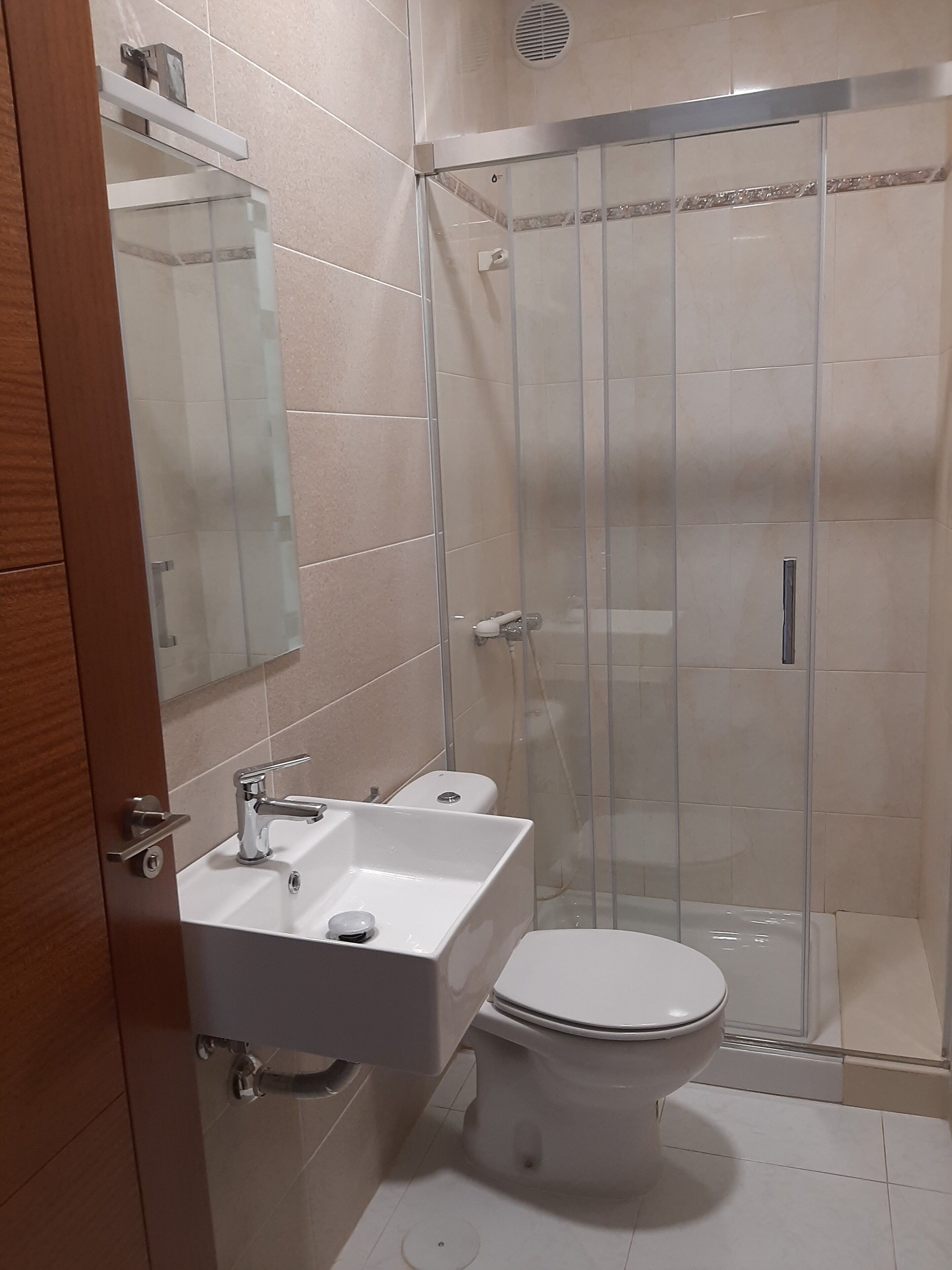 Een haardroger, handdoeken, zeep, toiletpapier