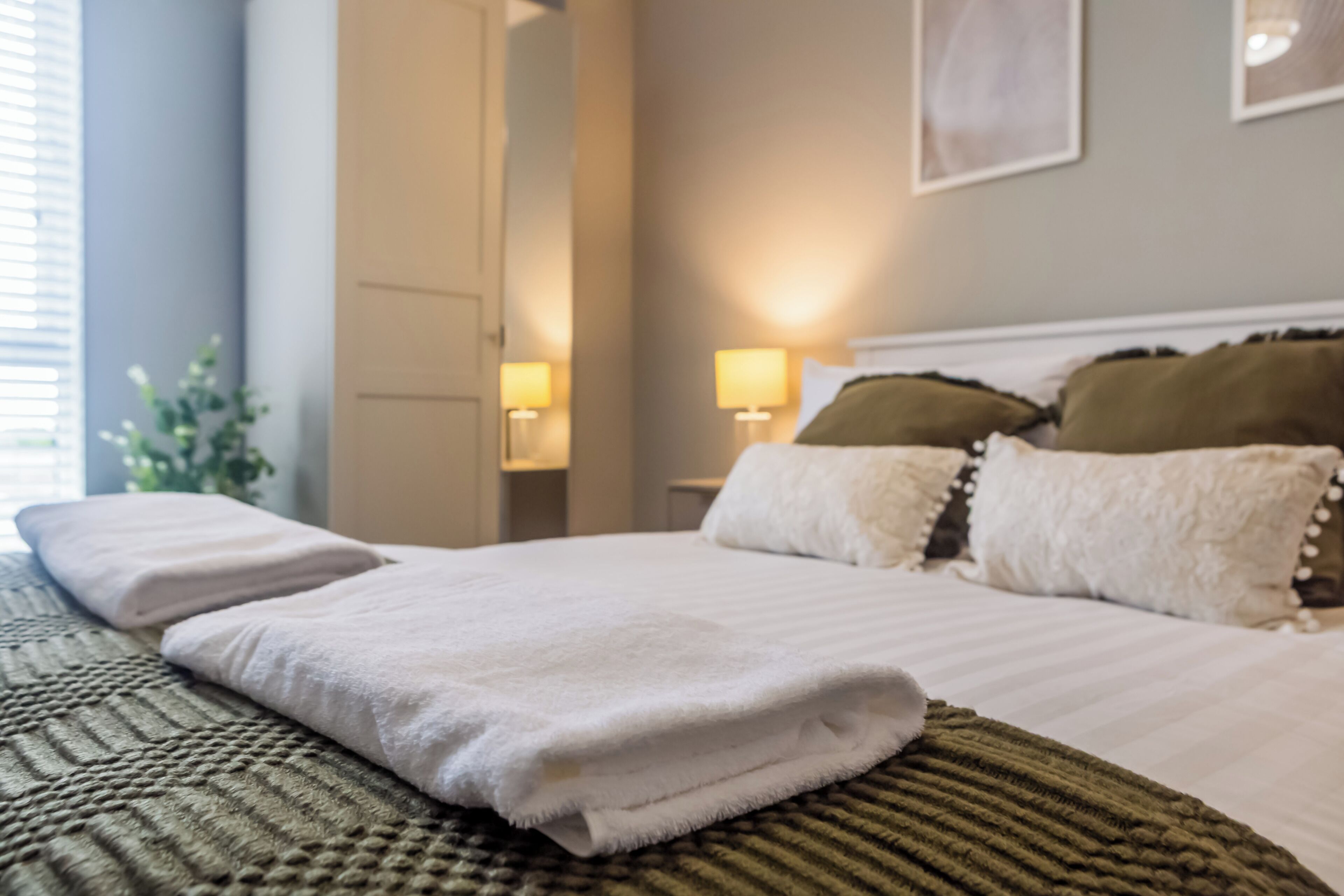 2 habitaciones, tabla de planchar con plancha, wifi y ropa de cama 