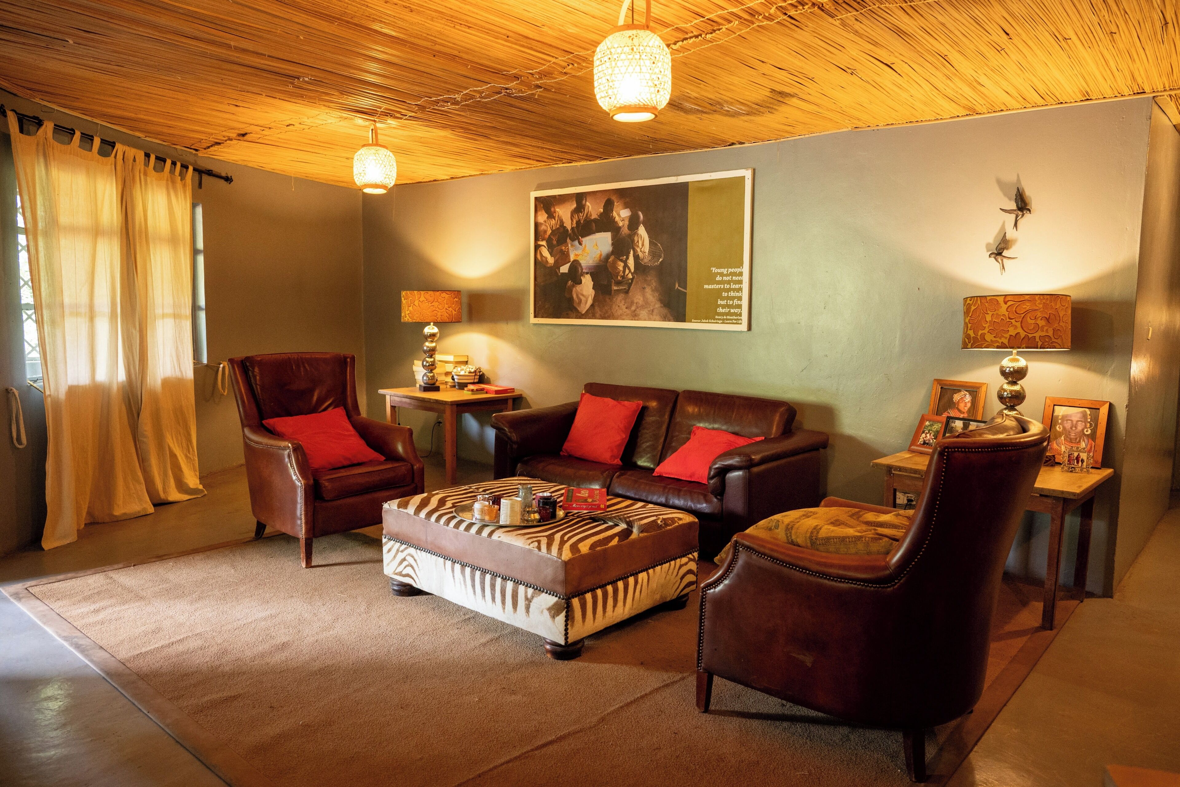 Superior Room, 1 Queen-size bed, Patio, Garden View | Living area