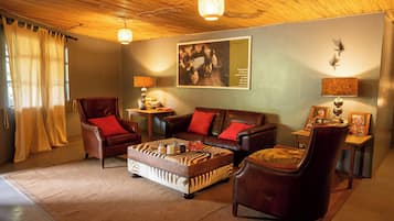 Superior Room, 1 Queen-size bed, Patio, Garden View | Living area